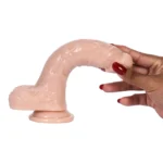 Dildo realist din TPE natural cu ventuză, îndoit cu mâna pentru a demonstra flexibilitatea