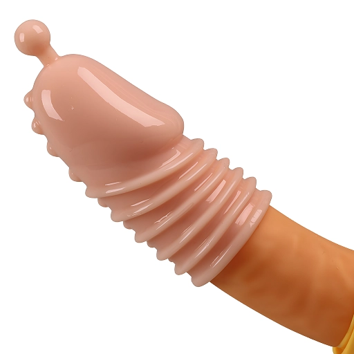 Manșon texturat pentru penis în varianta natural, montat, detaliu cu suprafața reliefată