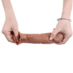 Prelungitor pentru penis din TPE elastic, întins pentru a arăta flexibilitatea