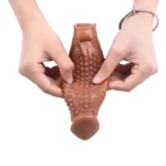 Textura cu biluțe reliefate a prelungitorului vibrant pentru penis