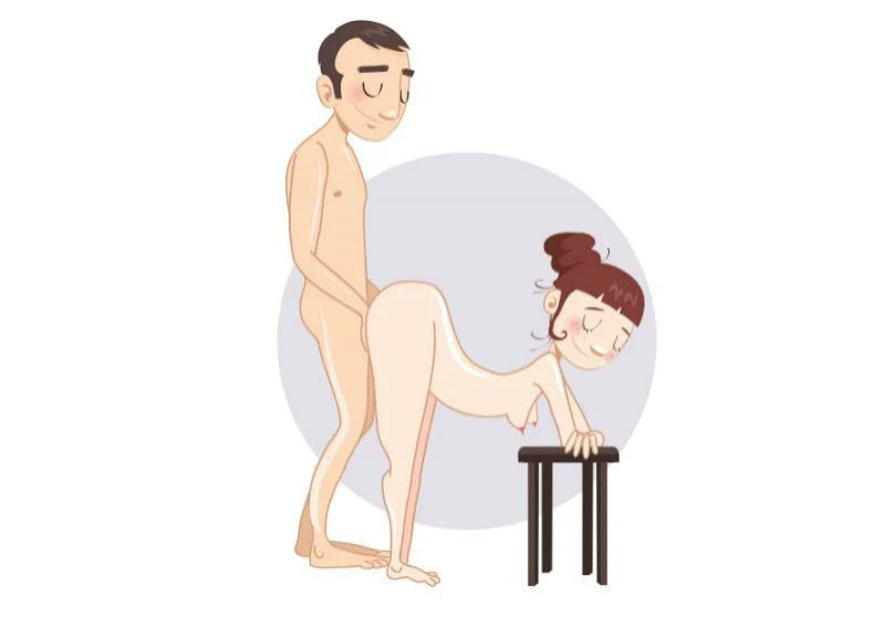 Aplecată, cu sprijin pe taburet — poziție sexuală ilustrată, dificultate medie