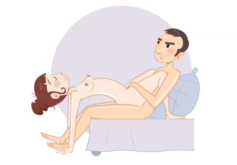 Arcuită înapoi, la marginea patului — poziție sexuală ilustrată, dificultate medie