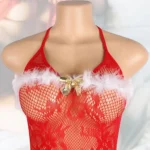 Detaliu pe manechin cu cupele din plasă florală, banda de blăniță albă și fundița aurie din mijloc