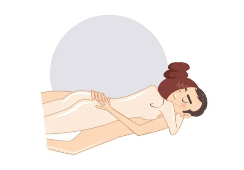 Călăreața culcată, cu picioarele apropiate — poziție sexuală ilustrată, dificultate ușoară