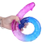 Varianta albastru-violet ținută în mână, cu un capăt ridicat și corpul răsucit în cerc