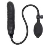 Dop anal gonflabil negru cu formă realistă, legat printr-un furtun de pompa de mână în formă de pară