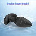 Dopul anal negru din silicon așezat în apă, cu picături pe suprafață și mesajul design impermeabil