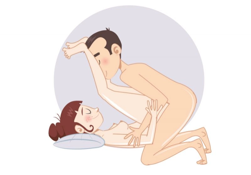 Genunchii la piept, cu bazinul ridicat — poziție sexuală ilustrată, dificultate medie