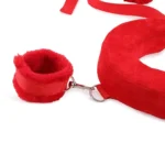 Detaliu cu o cătușă roșie cu blăniță, prinsă cu o carabină metalică de inelul de la capătul pernei plușate