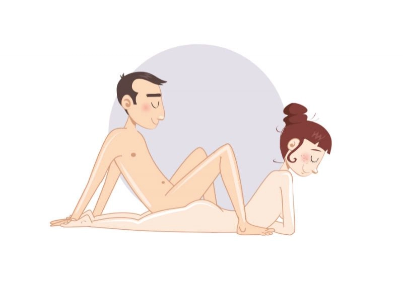 Pe burtă, cu el șezând în spate — poziție sexuală ilustrată, dificultate avansată