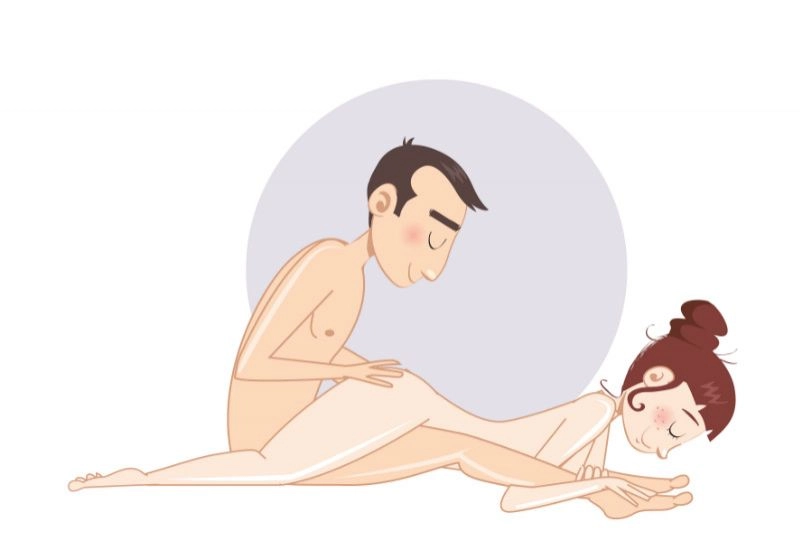 Pe burtă, între picioarele lui — poziție sexuală ilustrată, dificultate medie