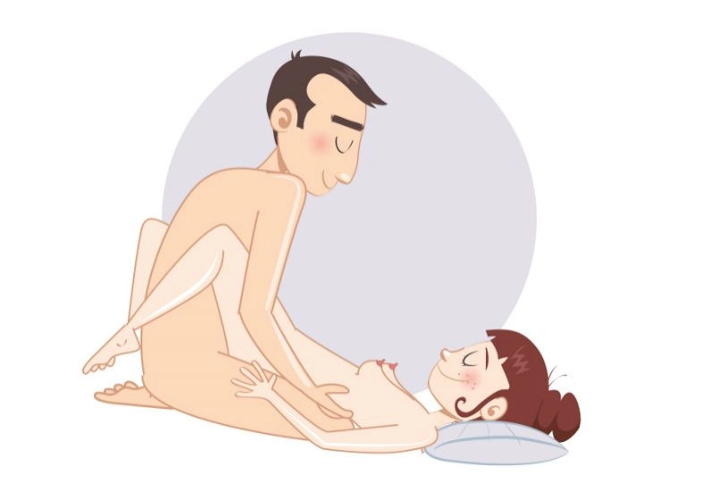 Pe spate, cu bazinul sprijinit pe coapsele lui — poziție sexuală ilustrată, dificultate ușoară