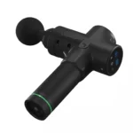 Pistolul de masaj negru din spate, cu afișajul cu cifre albastre și comenzile plus, pornire și minus