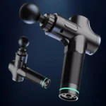 Două imagini ale pistolului de masaj pe fundal albastru închis, cu capul sferic și inelul luminos de la mâner