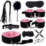 Set BDSM negru cu blăniță roz: două perechi de cătușe, zgardă cu lesă, căluș cu bilă, bici cu franjuri, pană, mască, frânghie, conector în X și cleme cu clopoței