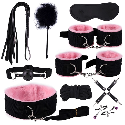 Set BDSM negru cu blăniță roz: două perechi de cătușe, zgardă cu lesă, căluș cu bilă, bici cu franjuri, pană, mască, frânghie, conector în X și cleme cu clopoței