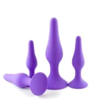 Dopurile anale violet din silicon, cu unul culcat care arată baza lată și evazată