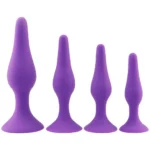 Patru dopuri anale din silicon violet, așezate în ordinea mărimii, de la cel mai mare la cel mai mic, pe fundal alb