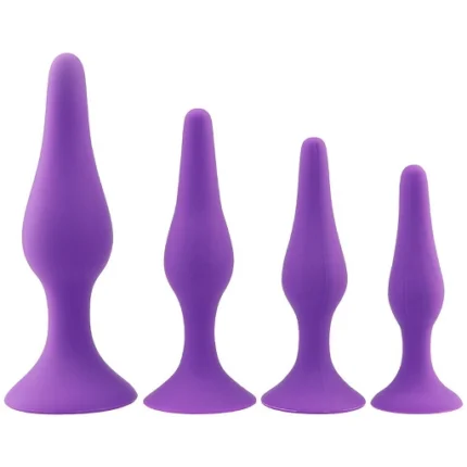 Patru dopuri anale din silicon violet, așezate în ordinea mărimii, de la cel mai mare la cel mai mic, pe fundal alb