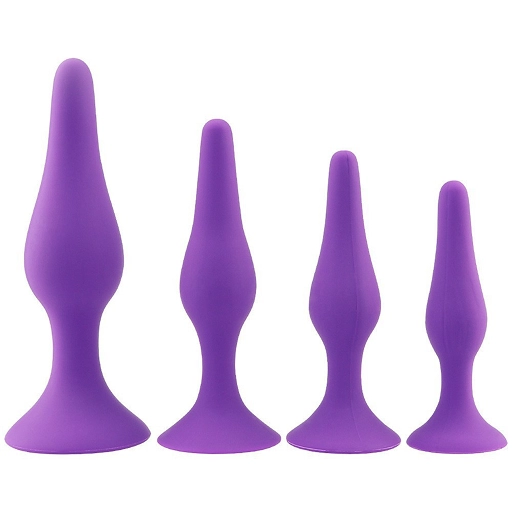 Patru dopuri anale din silicon violet, așezate în ordinea mărimii, de la cel mai mare la cel mai mic, pe fundal alb