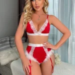 Model care poartă setul roșu cu dantelă albă, bandă albă în talie și blăniță pe marginea chilotului, văzut din față