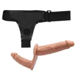 Hamul negru cu deschidere rotundă în panou și, separat, dildoul realist cu două capete și disc la mijloc