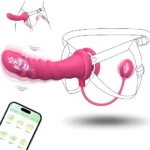 Dildo roz cu nervuri prins într-un ham desenat, cu oul în formă de boboc pe cablu și un telefon cu modurile de vibrație